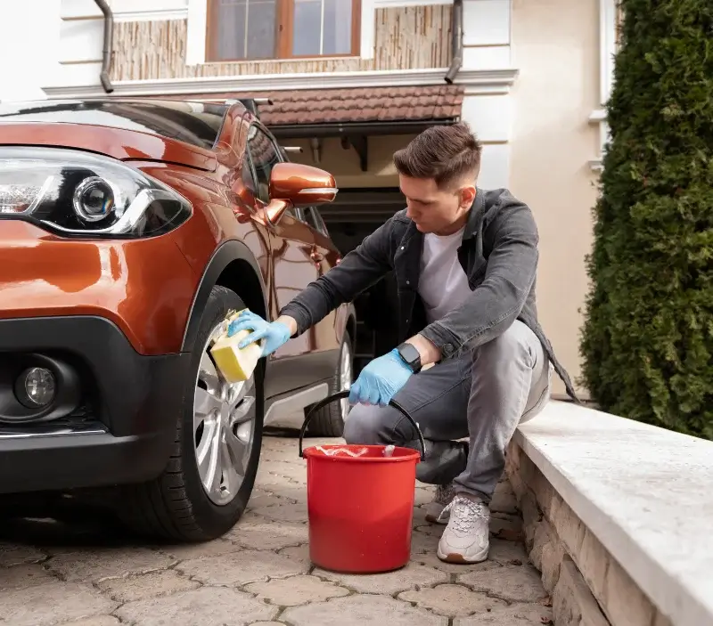 Lavage auto à domicile Tauriac-de-Naucelle : professionnel intervenant sur un véhicule